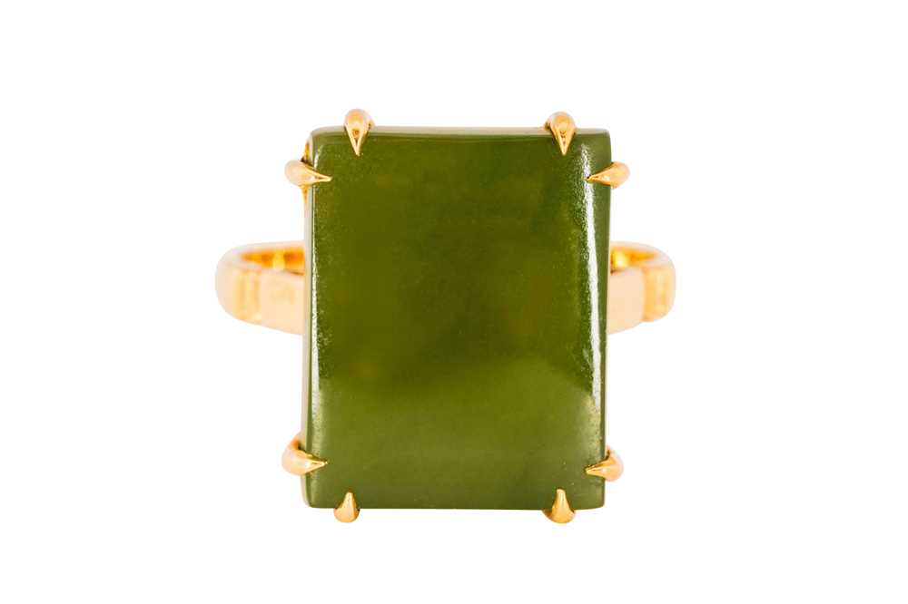 Lot 74 - A NEPHRITE RING