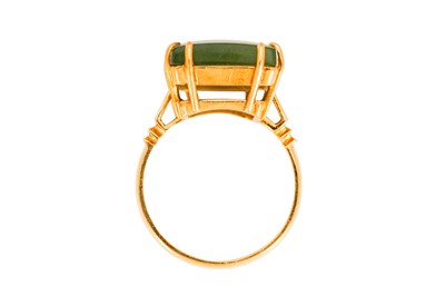Lot 74 - A NEPHRITE RING