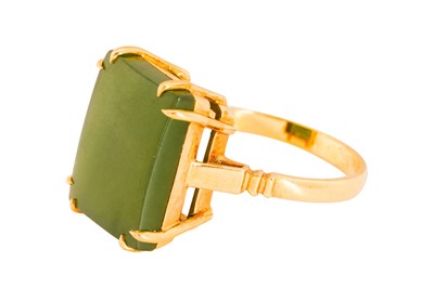 Lot 74 - A NEPHRITE RING