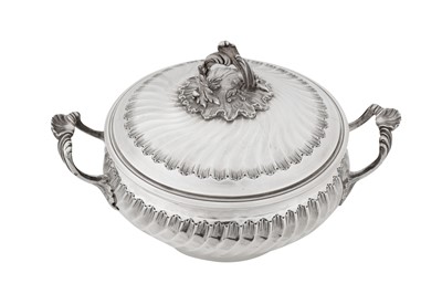 Lot 305 - A late 19th / early 20th century French 950 standard silver vegetable tureen / entrée dish, Paris circa 1900 by Simon Slisonski (active 1888-1903)