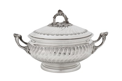 Lot 305 - A late 19th / early 20th century French 950 standard silver vegetable tureen / entrée dish, Paris circa 1900 by Simon Slisonski (active 1888-1903)