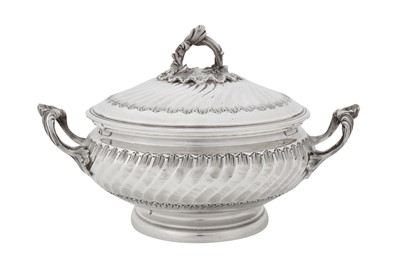 Lot 305 - A late 19th / early 20th century French 950 standard silver vegetable tureen / entrée dish, Paris circa 1900 by Simon Slisonski (active 1888-1903)