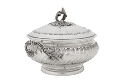 Lot 305 - A late 19th / early 20th century French 950 standard silver vegetable tureen / entrée dish, Paris circa 1900 by Simon Slisonski (active 1888-1903)