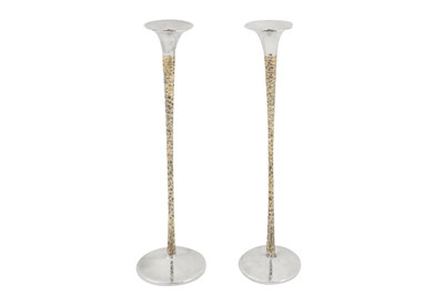 Lot 357 - A pair of Elizabeth II modernist parcel gilt silver taper candlesticks, London 1976 by Stuart Devlin (1931-2018)