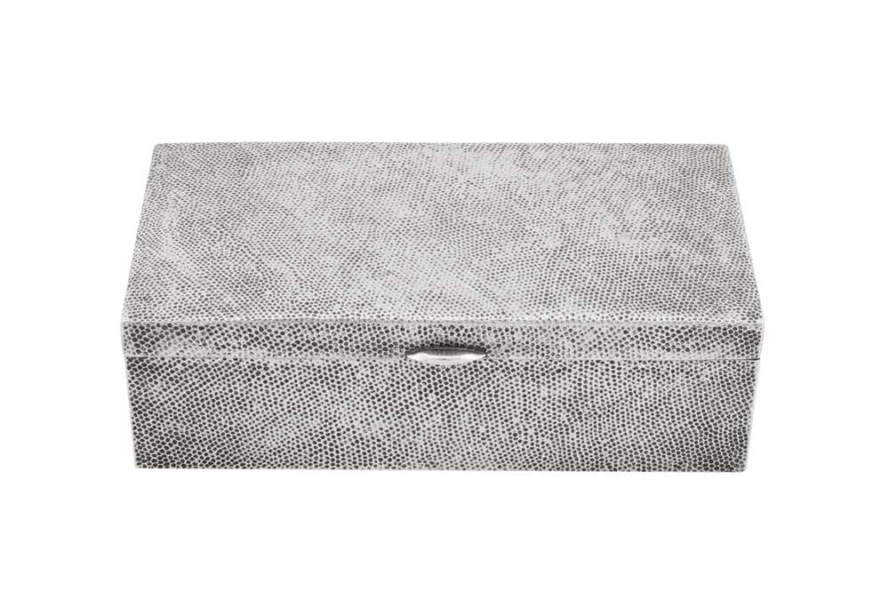 Lot 185 - An early 20th century Chinese export silver cigar box, Shanghai circa 1925, marked Yi An, retailed by Luen Wo