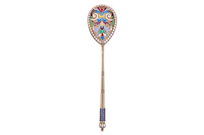 Lot 256 - A Nicholas II early 20th century Russian cloisonné enamel and 88 zolotnik silver gilt spoon, Moscow 1898-1908 by AП for Andrey Postnikov?