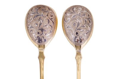 Lot 250 - A pair of Alexander II mid-19th century Russian 84 zolotnik silver gilt and niello spoons, Moscow 1859 by Andrey Vekman (active 1860-1884)