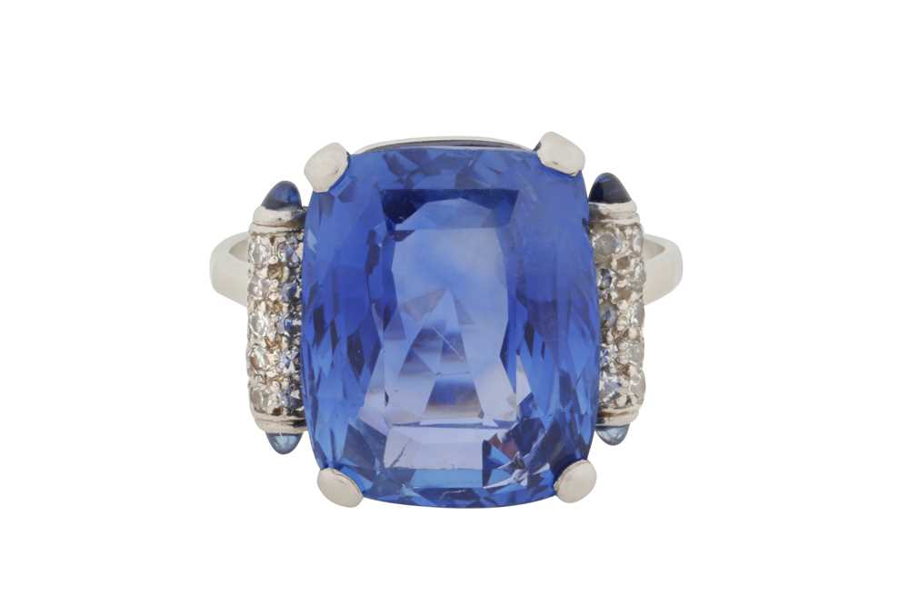 262 - A SAPPHIRE AND DIAMOND RING