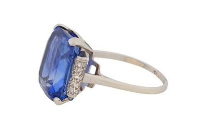 Lot 262 - A SAPPHIRE AND DIAMOND RING