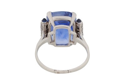 Lot 262 - A SAPPHIRE AND DIAMOND RING