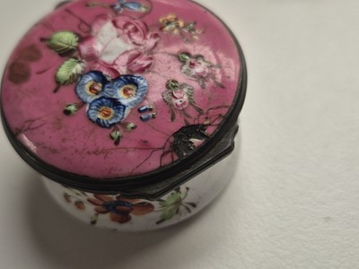 Lot 115 - A group of three George III Bilston or South Staffordshire enamel bowls