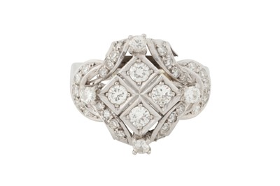 Lot 154 - A DIAMOND DRESS RING