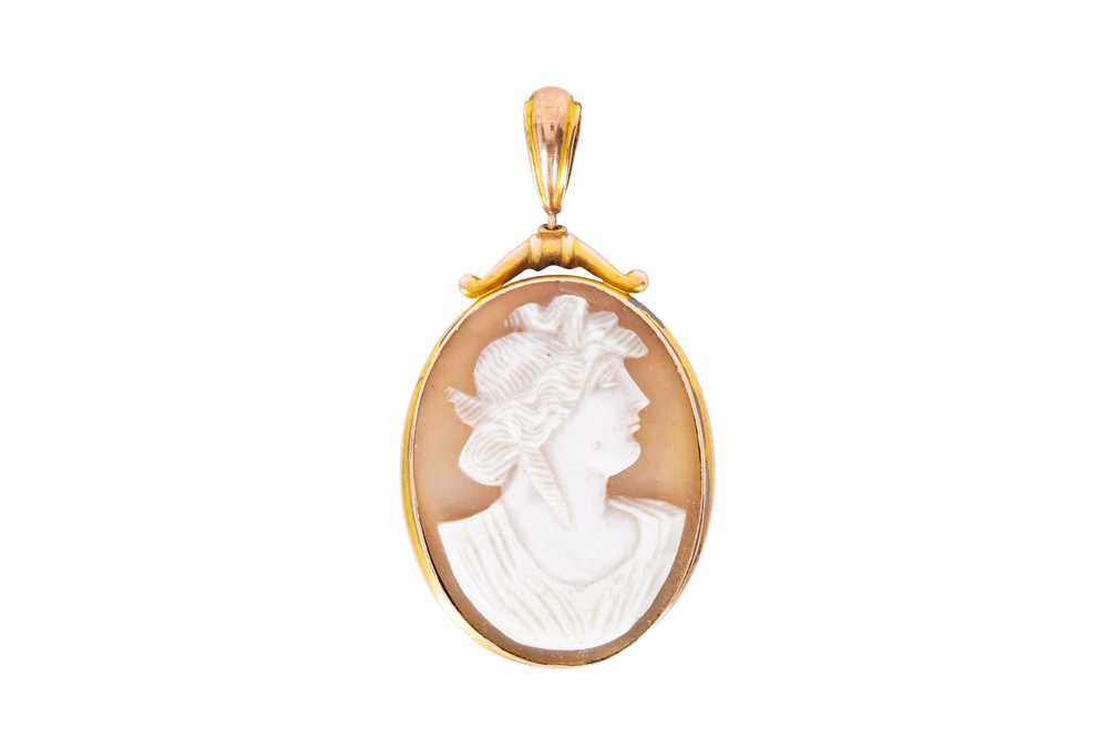 Lot 3 - A CAMEO PENDANT