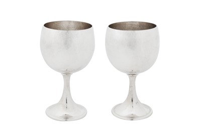 Lot 288 - A matched pair of late 20th century Italian sterling silver goblets, Milan circa 1980 by Buccellati