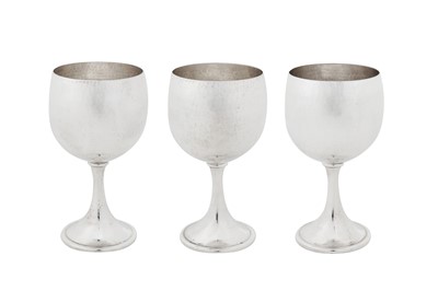 Lot 290 - A matched set of three 20th century Italian sterling silver goblets, Milan circa 1980 by Buccellati