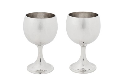 Lot 287 - A matched pair of late 20th century Italian sterling silver goblets, Milan circa 1980 by Buccellati