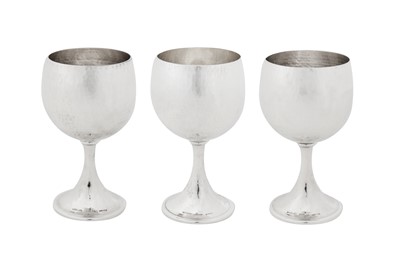 Lot 289 - A matched set of three 20th century Italian sterling silver goblets, Milan circa 1980 by Buccellati