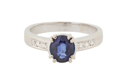 Lot 106 - A SAPPHIRE AND DIAMOND RING