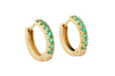 Lot 165 - A PAIR OF EMERALD HOOP EARRINGS