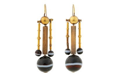 Lot 6 - A PAIR OF AGATE PENDENT EARRINGS, 19TH CENTURY