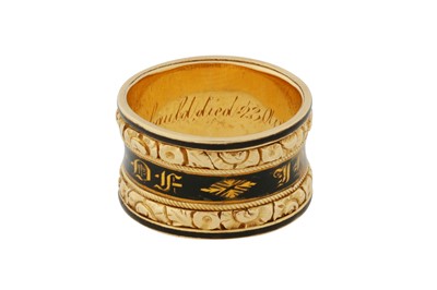 Lot 5 - AN ENAMEL MOURNING GOLD RING, CIRCA 1822