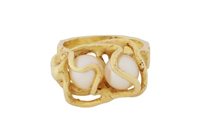 Lot 83 - A CULTURED PEARL AND GOLD RING, CIRCA 1966