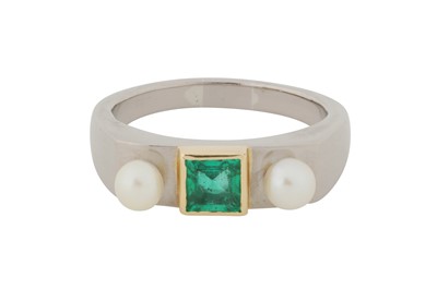 Lot 136 - AN EMERALD AND CULTURED PEARL RING