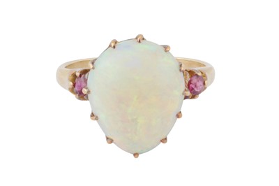 Lot 182 - AN OPAL AND RUBY RING