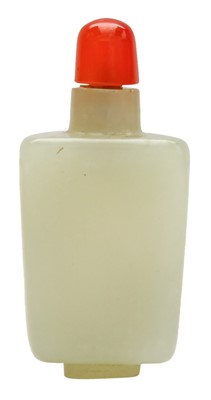 Lot 752 - A Chinese celadon jade snuff bottle, 19th century