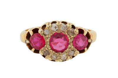 Lot 177 - A RUBY AND DIAMOND RING