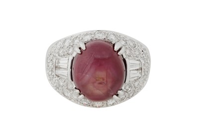 Lot 116 - A STAR RUBY AND DIAMOND RING