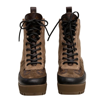 Lot 98 - Louis Vuitton Khaki Laureate Desert Boot - Size 39