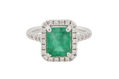 Lot 142 - AN EMERALD AND DIAMOND CLUSTER RING