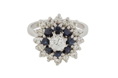 Lot 121 - A SAPPHIRE AND DIAMOND CLUSTER RING