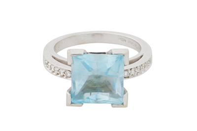 Lot 256 - AN AQUAMARINE AND DIAMOND RING, CIRCA 2000