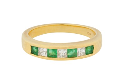 Lot 164 - AN EMERALD AND DIAMOND HALF ETERNITY RING