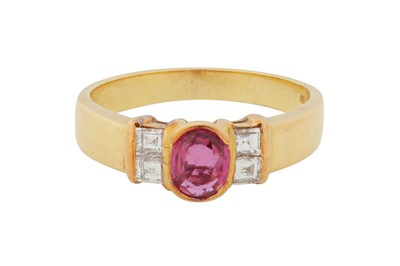 Lot 194 - A RUBY AND DIAMOND RING