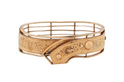 Lot 61 - A CROSSOVER BANGLE