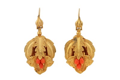 Lot 21 - λ A PAIR OF CORAL PENDENT EARRINGS