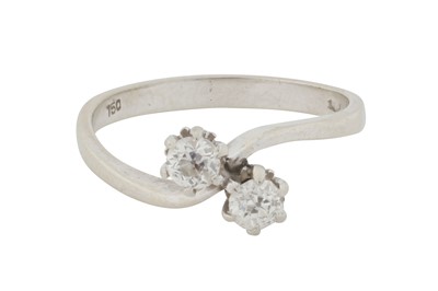 Lot 104 - A DIAMOND CROSSOVER RING