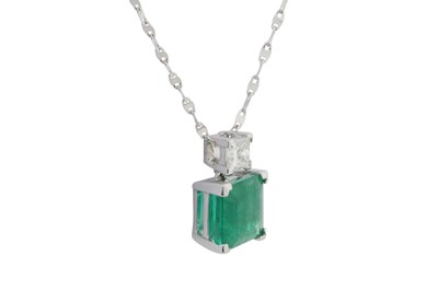 Lot 139 - AN EMERALD AND DIAMOND PENDANT NECKLACE