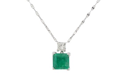 Lot 139 - AN EMERALD AND DIAMOND PENDANT NECKLACE