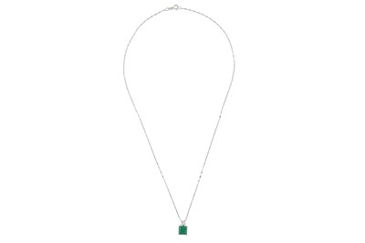 Lot 139 - AN EMERALD AND DIAMOND PENDANT NECKLACE