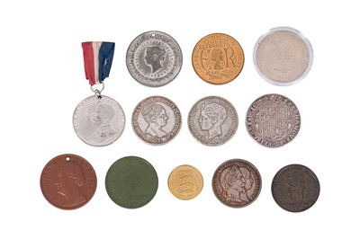 Lot 184 - A GROUP OF TWELVE ASSORTED COINS AND MEDALS