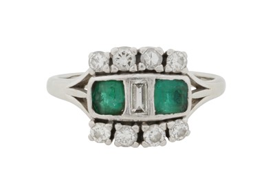 Lot 138 - AN EMERALD AND DIAMOND RING