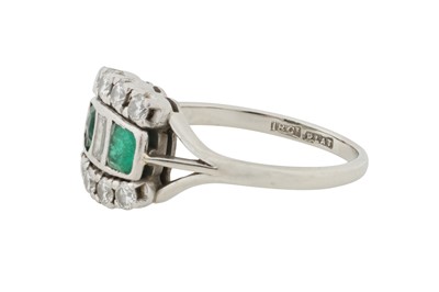 Lot 138 - AN EMERALD AND DIAMOND RING