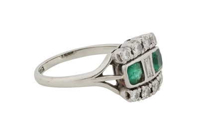 Lot 138 - AN EMERALD AND DIAMOND RING
