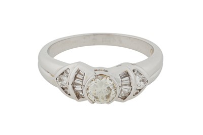 Lot 124 - A DIAMOND RING