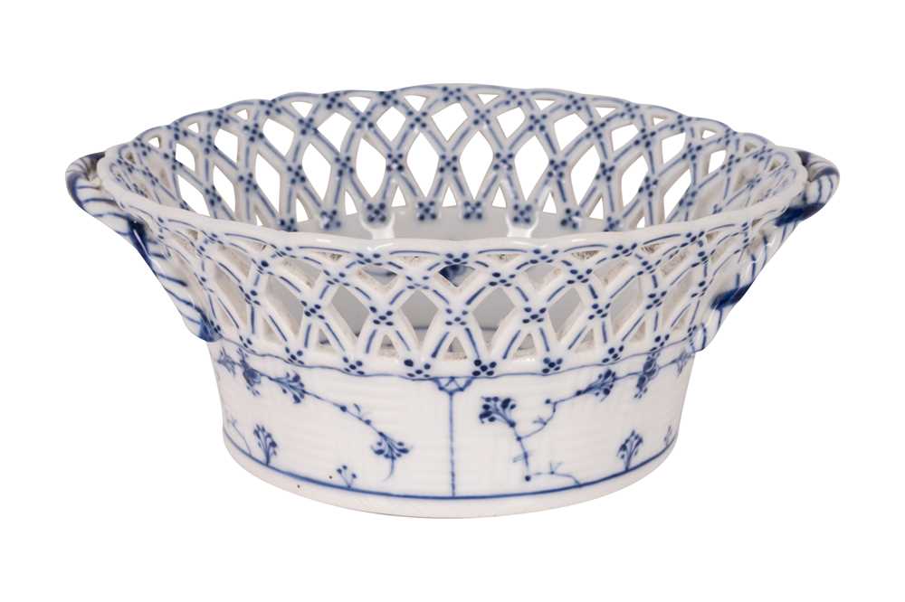 Lot 159 - 19th Century Royal Copenhagen 'Musselmalet' two handled basket