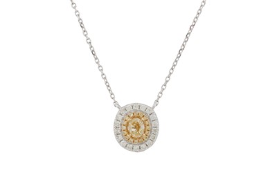 Lot 173 - A YELLOW AND WHITE DIAMOND PENDANT NECKLACE